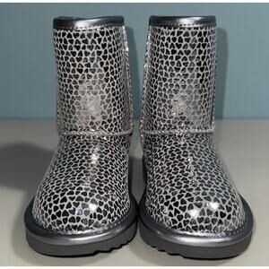 UGG Girls 12 Classic II Gel Hearts Winter Boots Cool Weather Cozy Comfy Outdoor